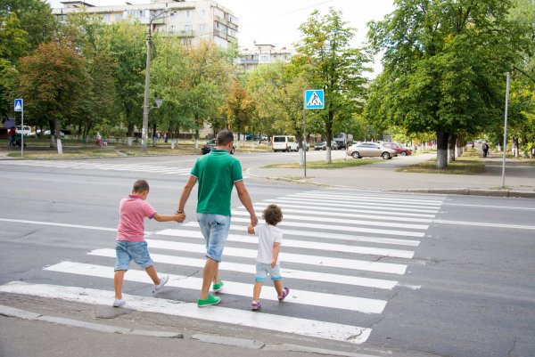 Переходим дорогу с мамой