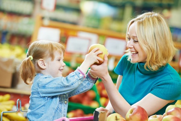 Мама с дочкой в продуктовом магазине