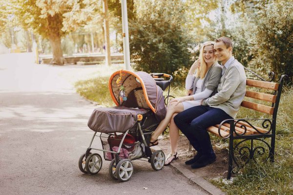 Семья с коляской на прогулке