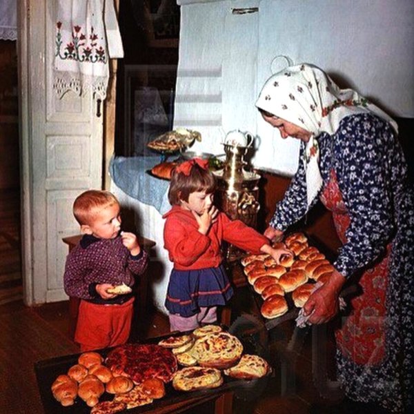 Бабушка с пирожками