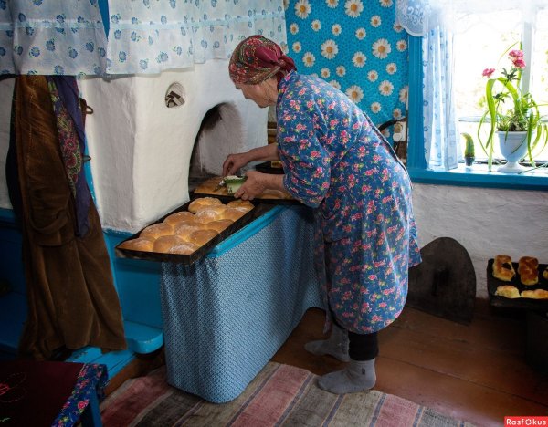 Бабушка печет