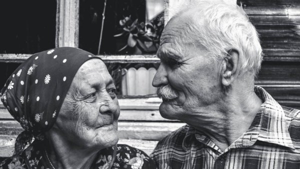 Старенькие бабушки и дедушки