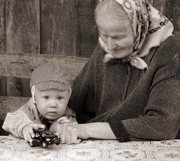 Бабушка с маленьким внуком