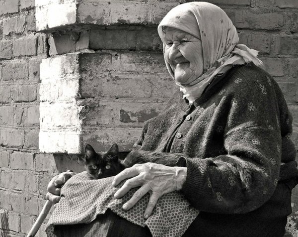 Пожилая женщина с котом