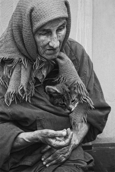 Старушка с котенком