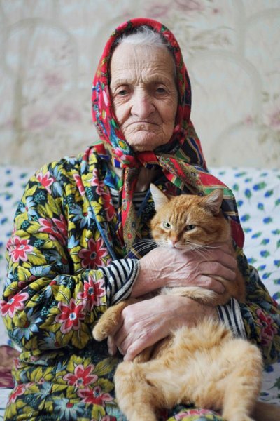 Бабушка с кошкой