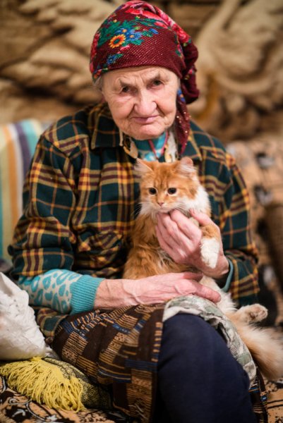 Старуха с кошками