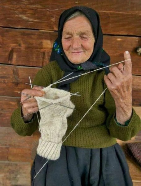 Бабка с вязанием