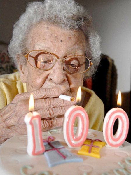 Бабка 100 лет прикуривает от свечи