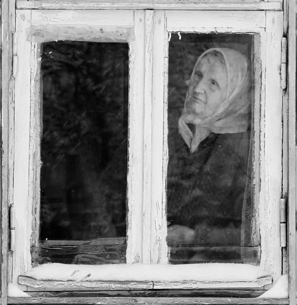 Пожилая женщина у окна