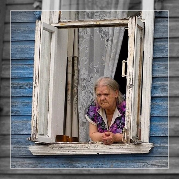 Бабушка у окна