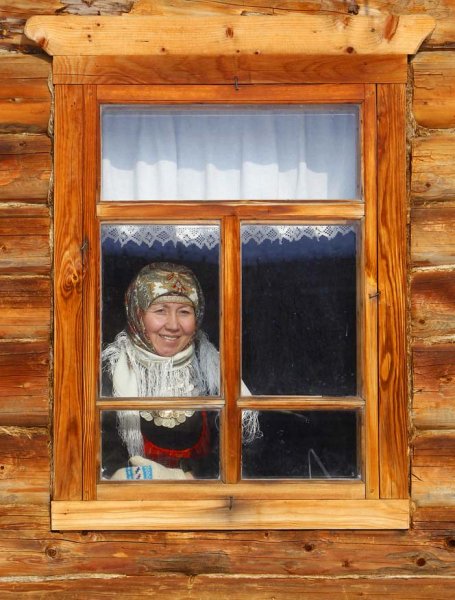 Бабушка в избе