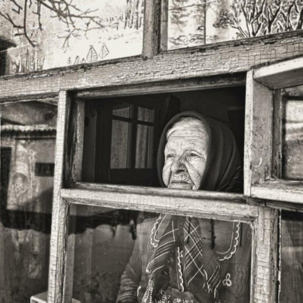 Старуха в окне