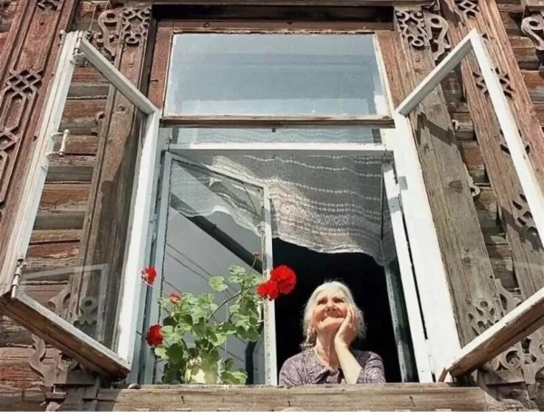 Бабушка выглядывает в окно
