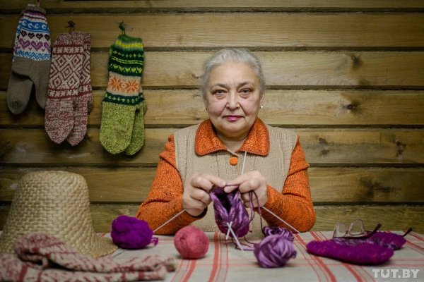 Картинки бабушка вяжет носки (44 фото)