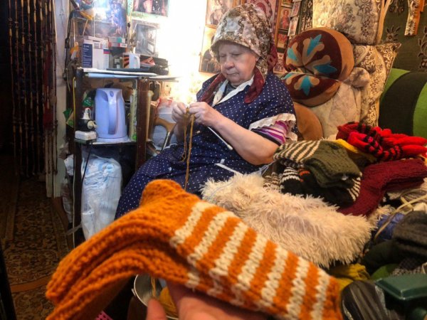 Бабуля с вязанием
