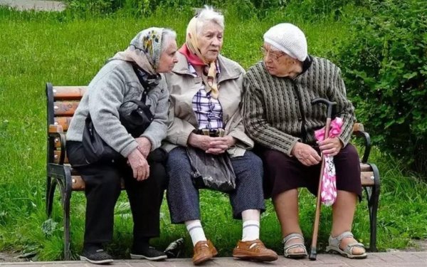 Бабушки на лавочке у подъезда