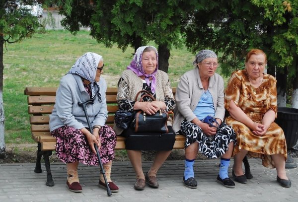 Бабульки на скамейке