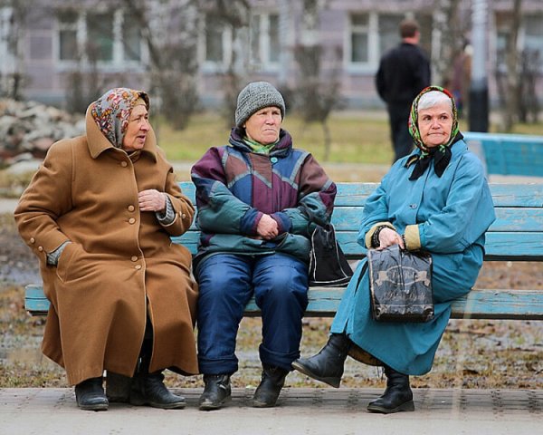Бабушки на скамейке