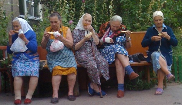 Бабушки на лавочке у подъезда