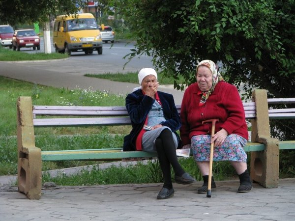 Бабушки на лавочке