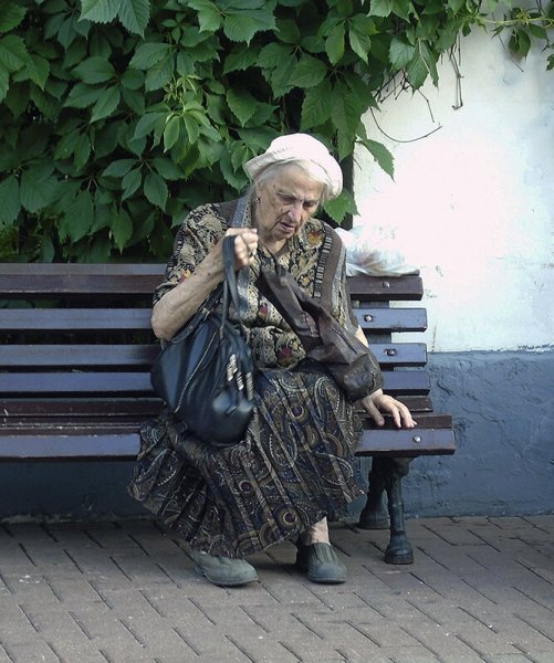 Бабка на лавочке