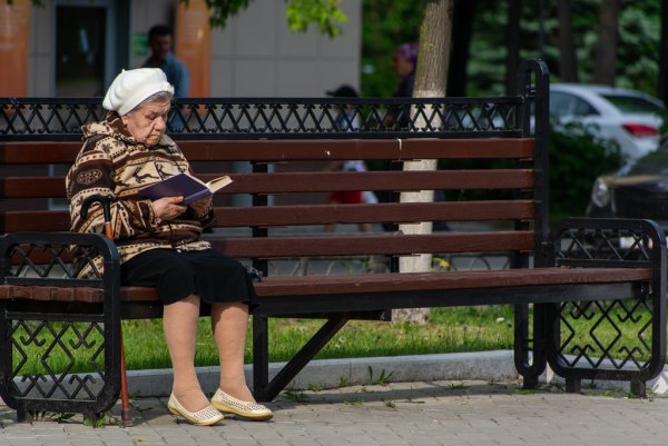 Бабушки на лавочке