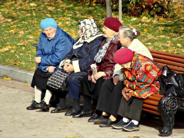 Бабушки на лавочке