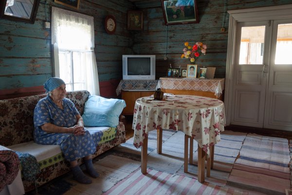Бабушка в деревенском доме