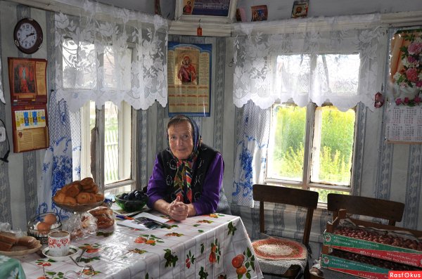 Бабушка в деревенском доме