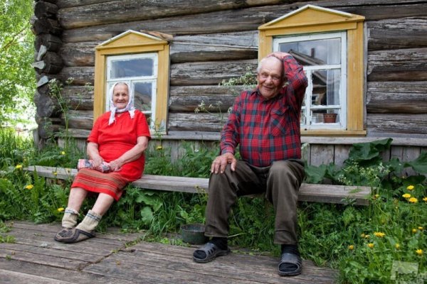 Пожилые люди в деревне
