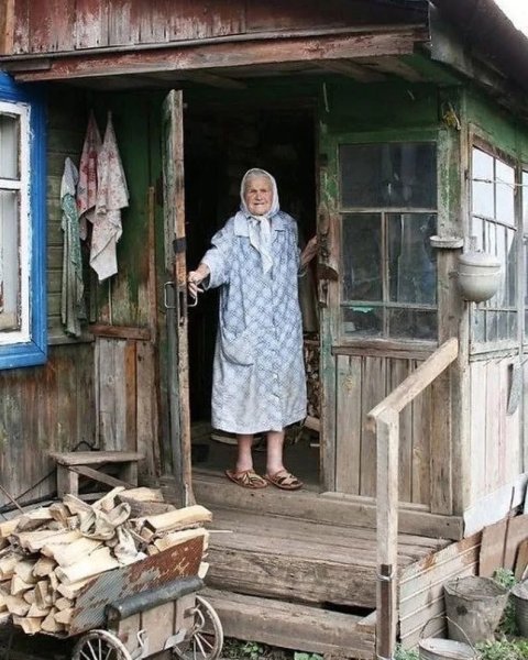 Старушка в деревне