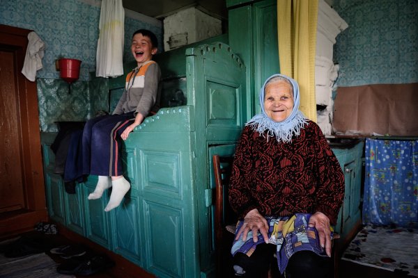 Бабушка в деревенском доме