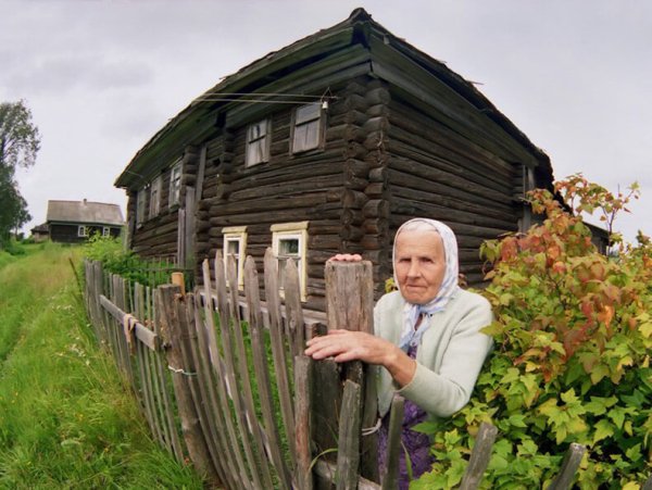 Старушка у забора