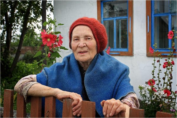 Мать у калитки