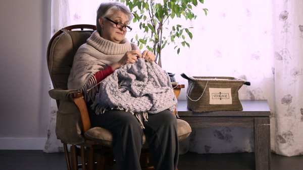 Бабушка в кресле качалке