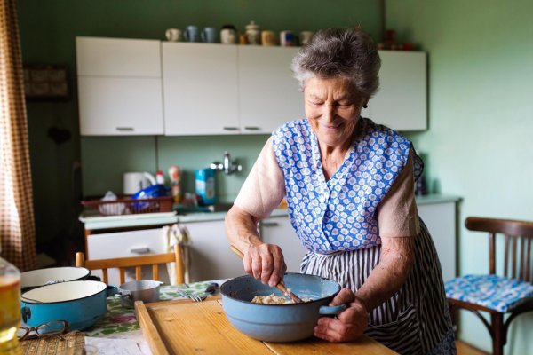 Пожилая женщина на кухне