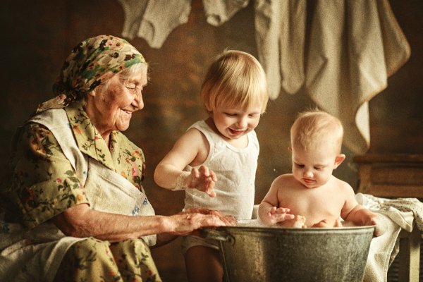 Счастливая бабушка с внуками