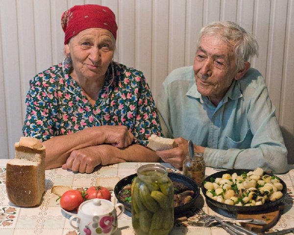 Пожилые люди в деревне