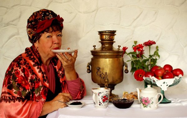 Бабушка с самоваром