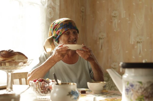 Бабушка за столом