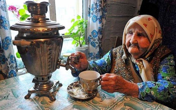 Бабушка с самоваром