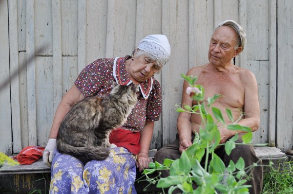 Пожилые люди в деревне