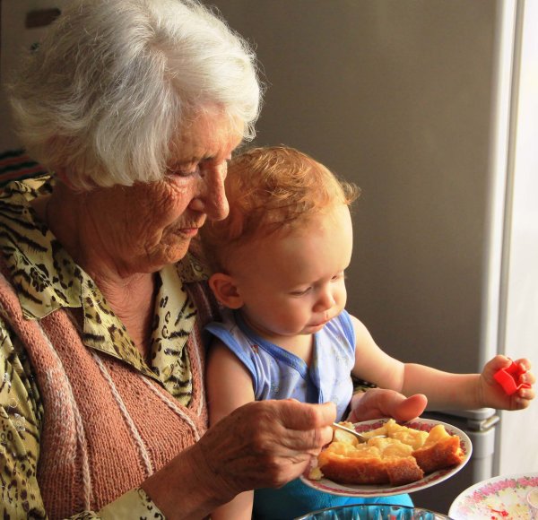 Картинки бабушка с внуком и внучкой (49 фото)