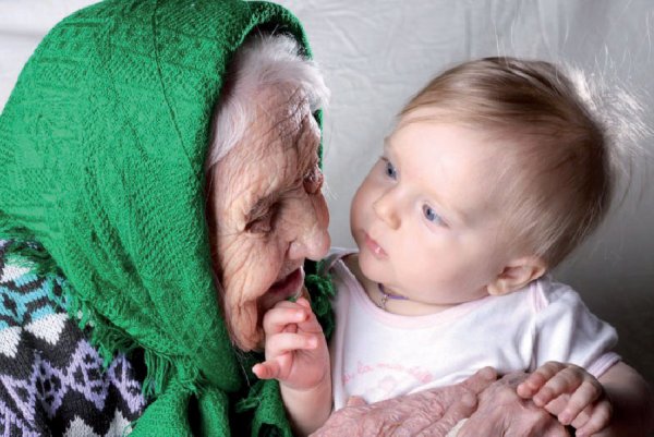 Старенькая бабушка и внучка