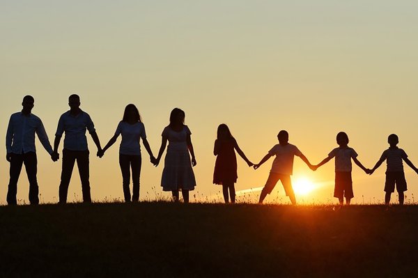 Большая счастливая семья со спины