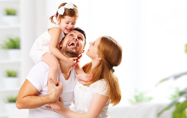 Счастливые дети и родители
