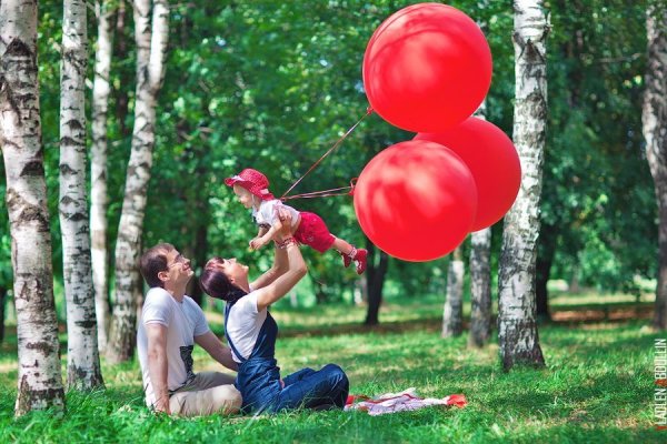 Фотосессия с воздушными шарами на природе