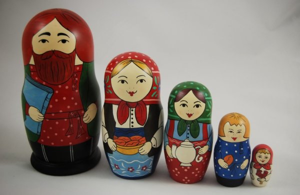 Матрешки с изображением семьи