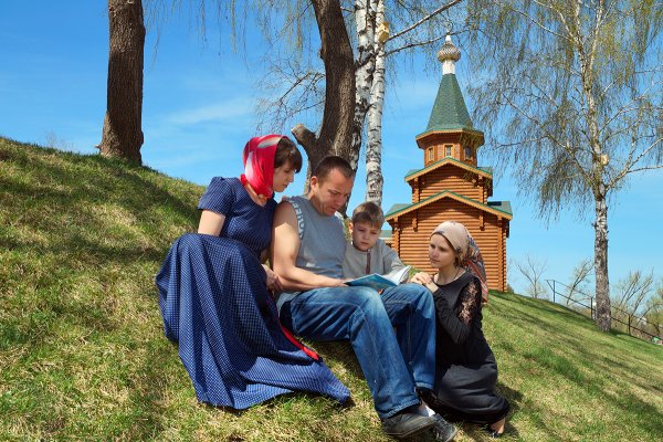 Семья в церкви